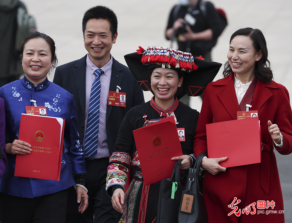 十四届全国人大一次会议在北京闭幕