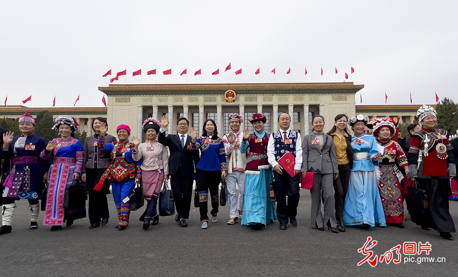 十四届全国人大一次会议在北京闭幕