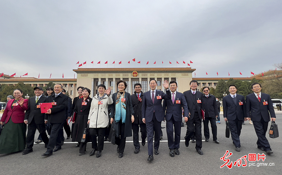 十四届全国人大一次会议在北京闭幕